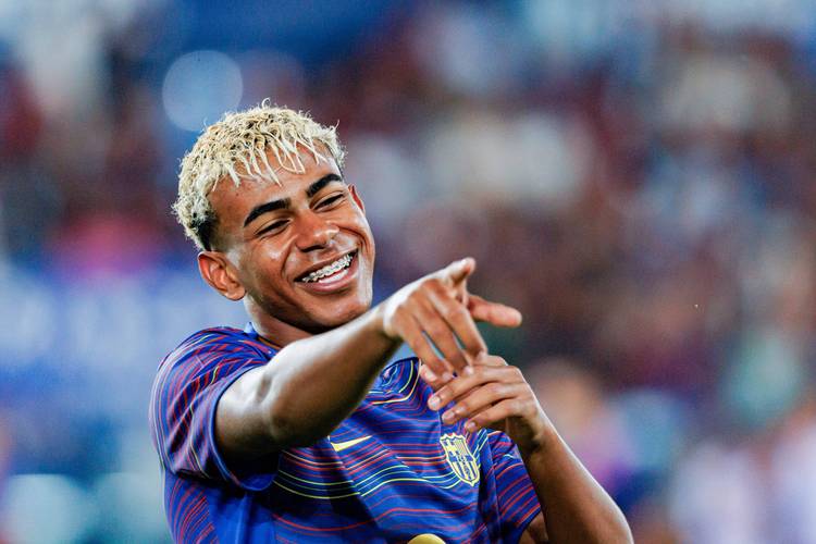 足坛年终大战淘汰赛实时赛况：梅西领先内马尔超600票，亚马尔落后对手（足坛年度收官淘汰赛即时战报：梅西领先内马尔逾600票，亚马尔暂处下风）