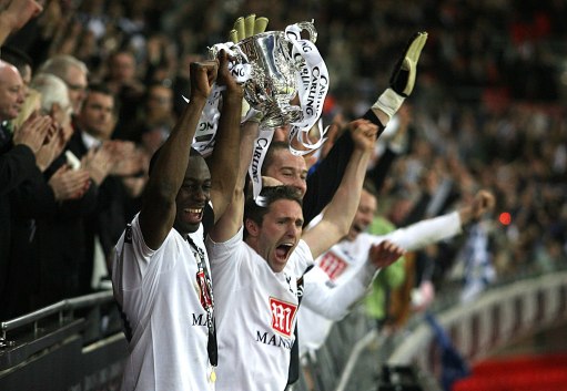 太阳报：B费安慰未登场小将获球迷赞赏，被贴“领袖”标签（太阳报：B费安慰未出场小将获球迷力赞，被称为“领袖”）