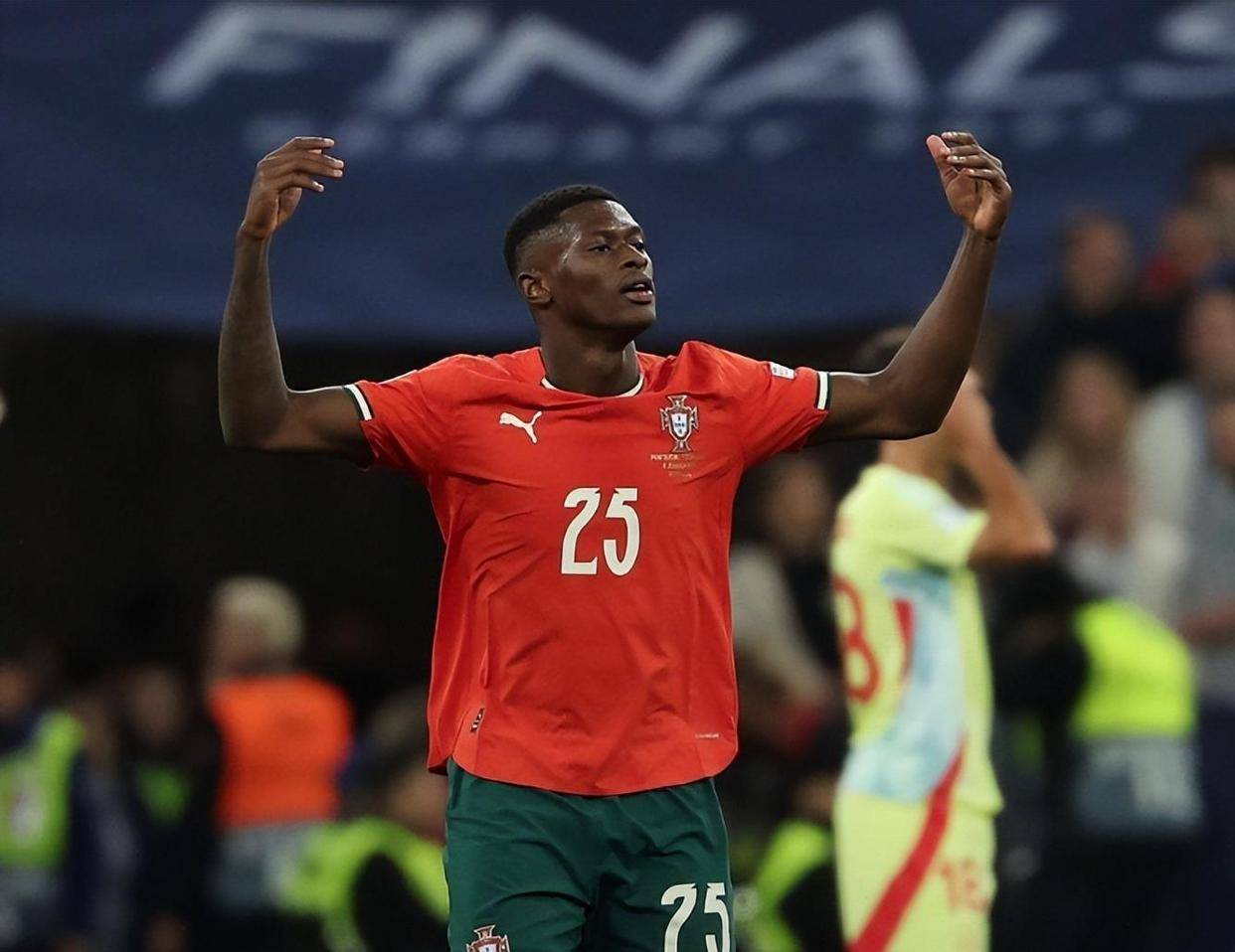 土媒：费内巴切锋线引援瞄准世界级球员，目标莱万或瑟洛特（土耳其媒体：费内巴切锋线补强锁定世界级前锋，候选莱万与瑟洛特）