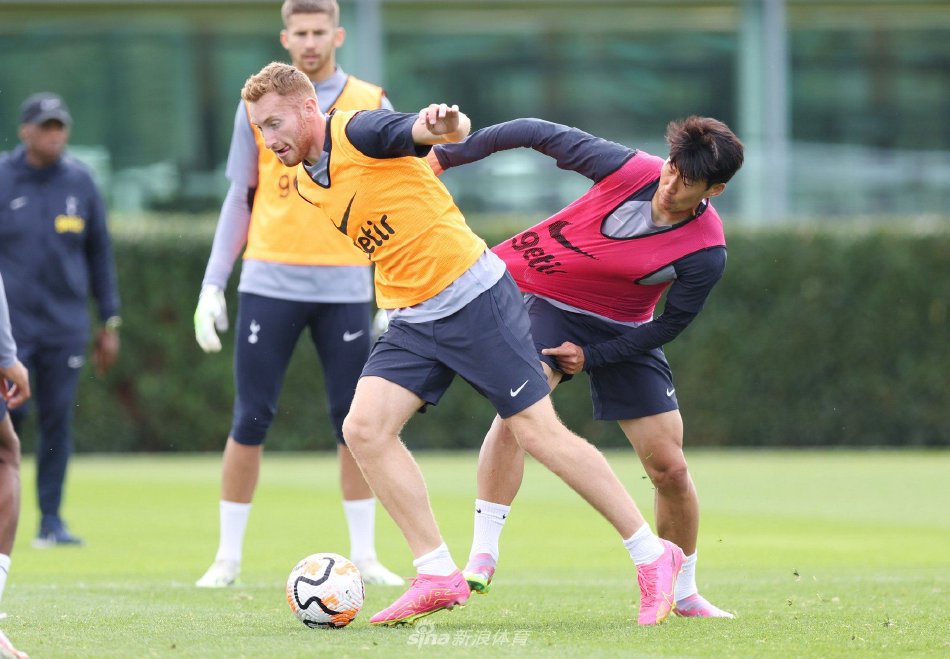 曼联求购20岁左路好手遭拒 或再报价4000万欧元（曼联求购20岁左翼新星被拒 或再出价4000万欧元）