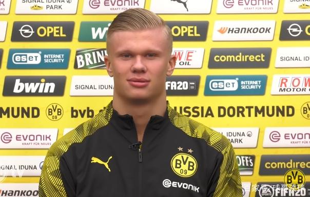 TA：因现代足球重视边路与攻防转换，菱形中场阵型已几乎绝迹（TA：现代足球强调边路与攻防转换，菱形中场已几乎消失）