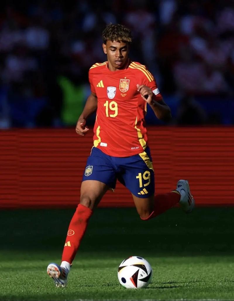 曼晚：瓜迪奥拉今夏在曼城训练中话不多，助教扮演更重要作用