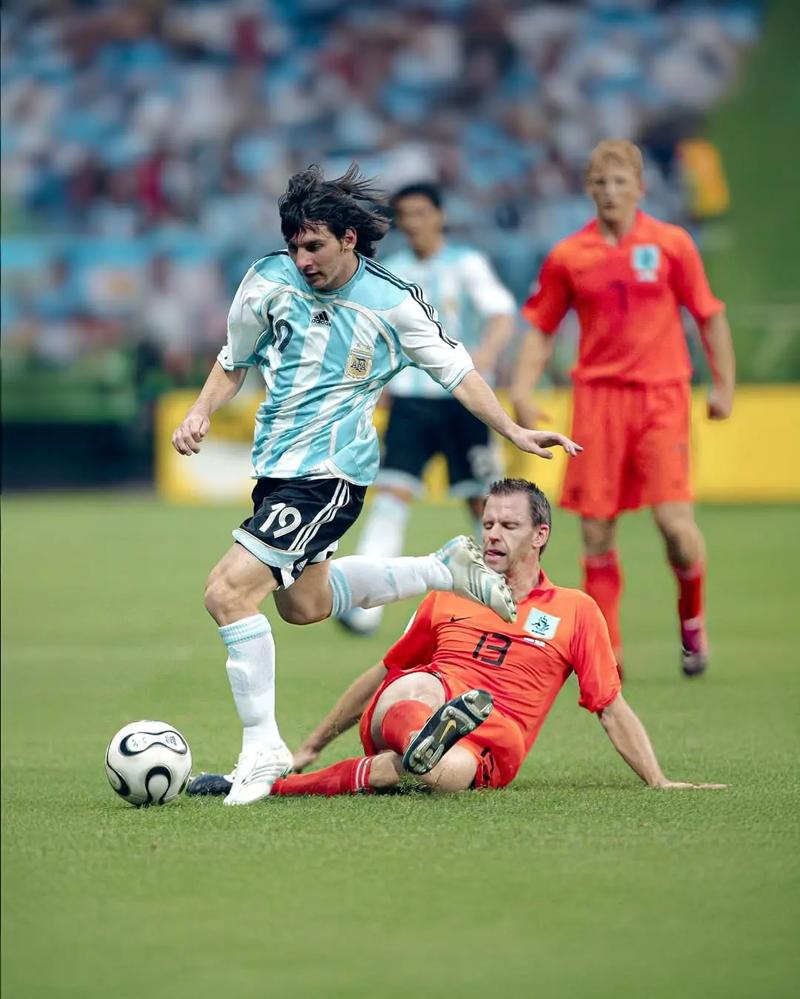 记者：申花队昨天傍晚抵达天津，出征的队伍中没有门将薛庆浩