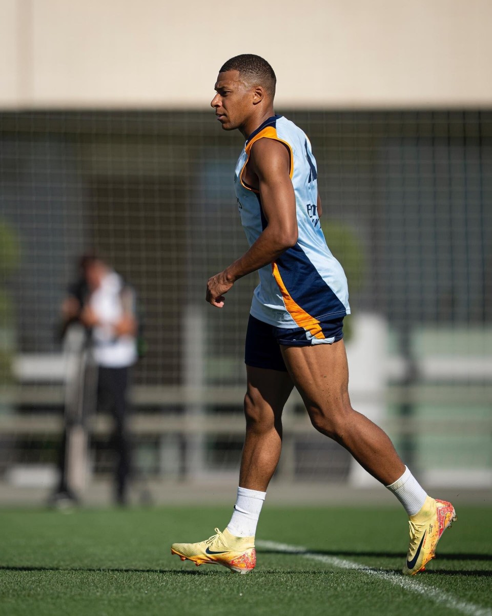 萨拉赫骂街利物浦，曼联传奇鲁尼表示，他和穆帅的处理方式更好