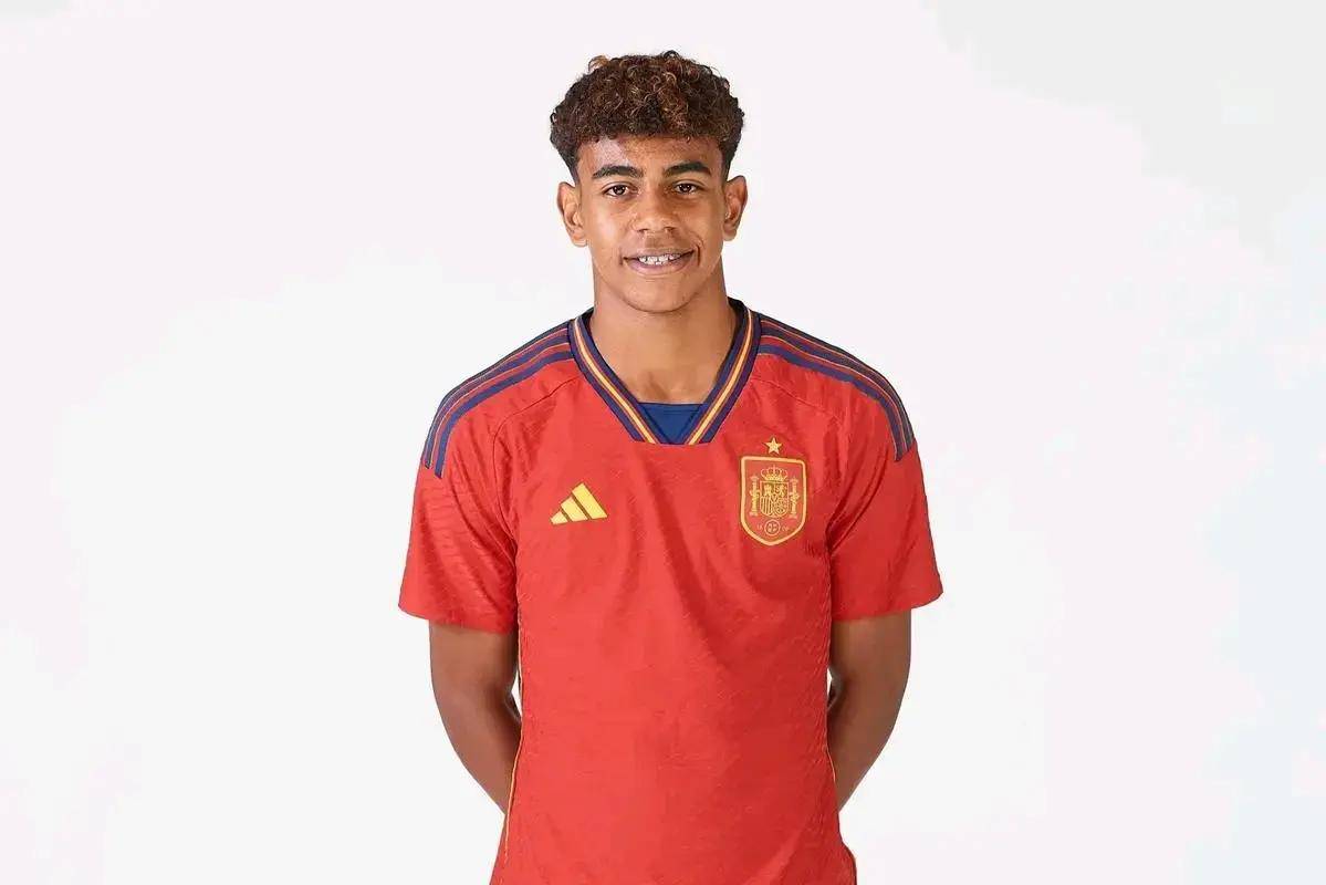 哈维-西蒙斯在切尔西官宣哈托评论区留言：我宝❤️